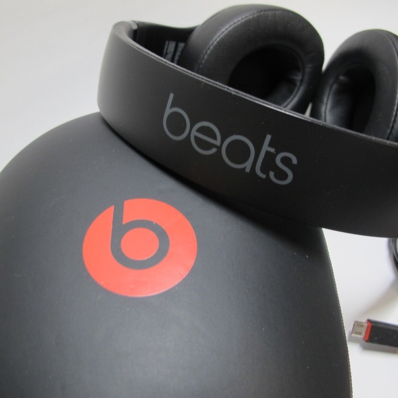 Beats by Dre Studio Wireless Over-Ear Headphone - Picture 11 of 13